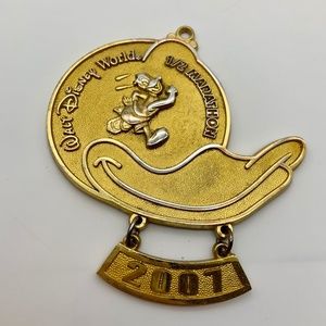 Disney Walt Disney World Donald Duck 1/2 Marathon 2007 Gold Tone Medal.